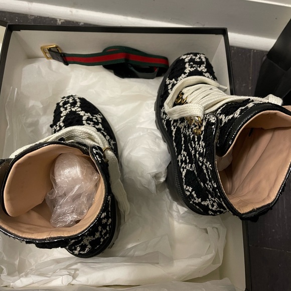 Rarely used Gucci boots come with full pack - Picture 3 of 7
